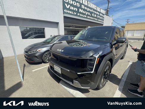 Used 2024 Kia EV9 Light Long Range RWD image 1