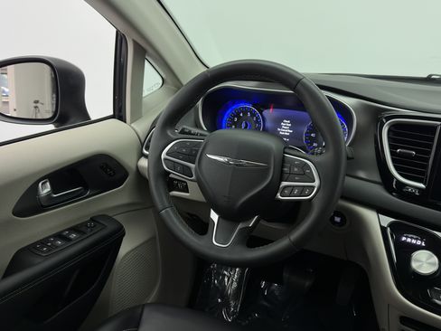 Used 2023 Chrysler Pacifica Touring-L FWD image 28