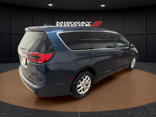 Used 2025 Chrysler Pacifica Select FWD image 4