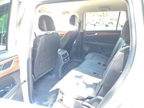 Used 2025 Volkswagen Atlas SE AWD/4WD image 13