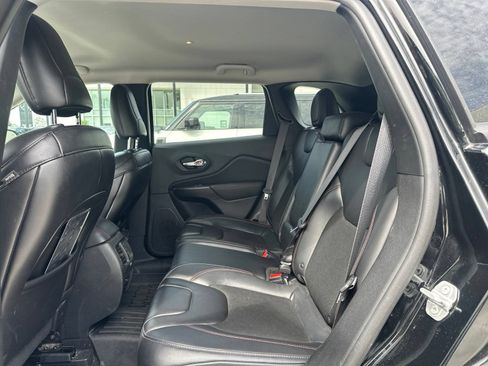 Used 2019 Jeep Cherokee Trailhawk w/ Cold Weather Group AWD/4WD image 25