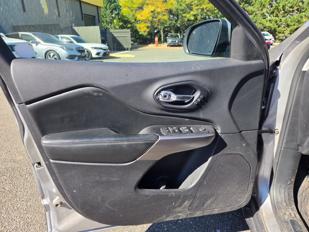 Used 2020 Jeep Cherokee Limited AWD/4WD image 10