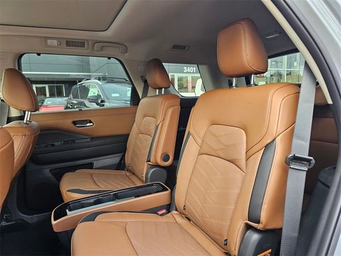 New 2025 Nissan Pathfinder Platinum image 13