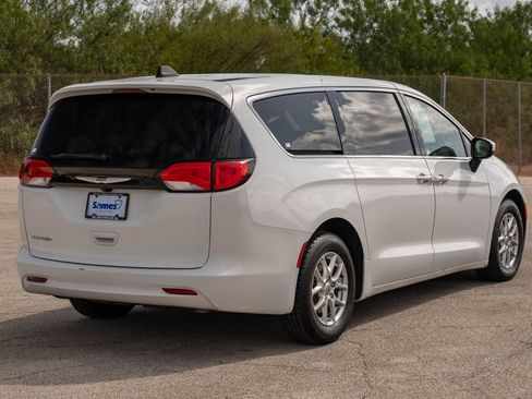 Used 2023 Chrysler Voyager LX FWD image 8