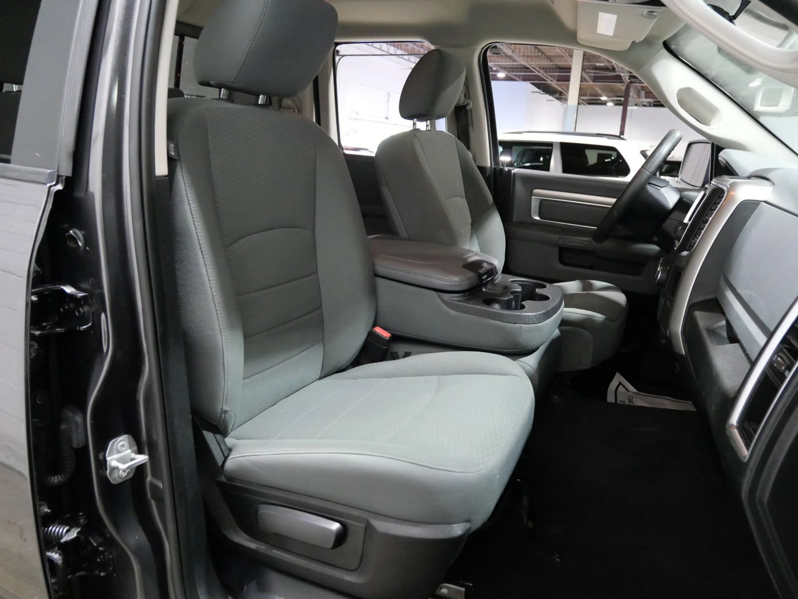 Used 2018 RAM 1500 Classic SLT AWD/4WD image 15