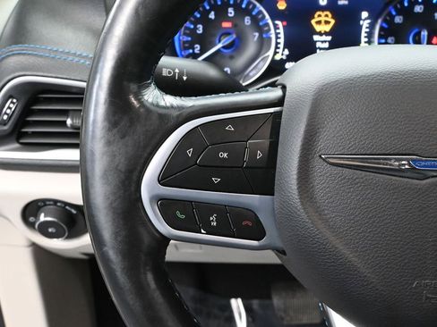 Used 2021 Chrysler Pacifica Touring-L image 27