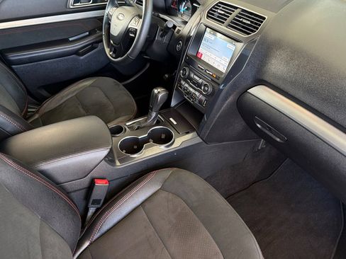 Used 2018 Ford Explorer XLT w/ Equipment Group 202A FWD image 17
