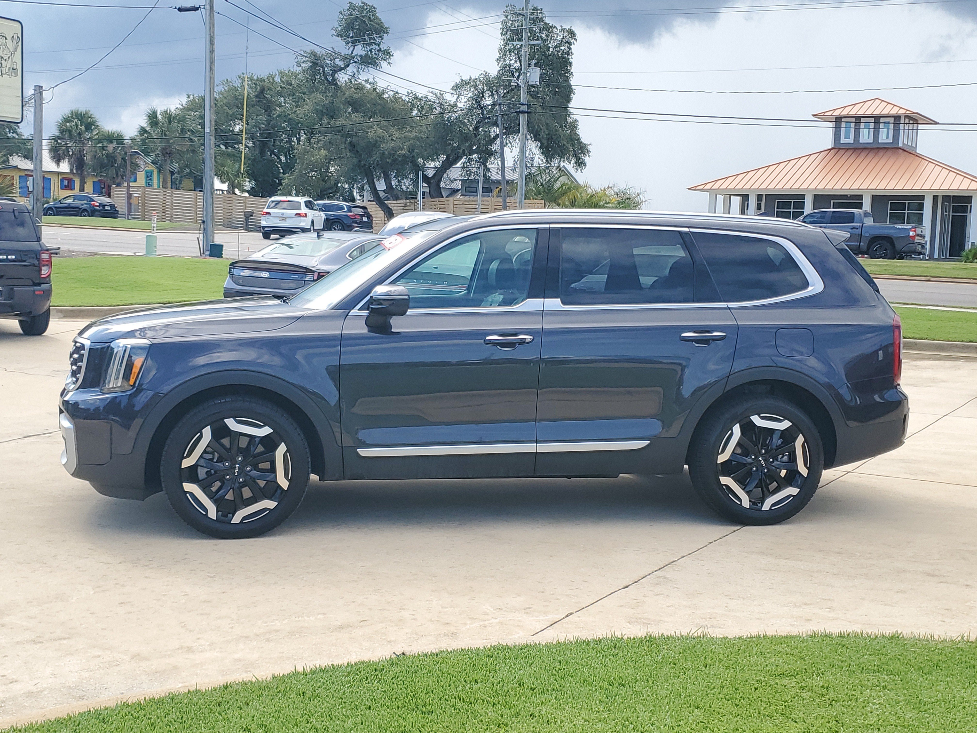 Used 2025 Kia Telluride S AWD/4WD image 2