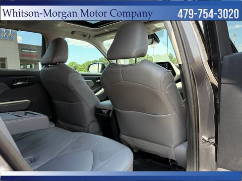 Used 2022 Toyota Highlander XLE AWD/4WD image 40