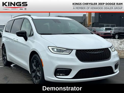 New 2026 Chrysler Pacifica Limited w/ S Appearance Package FWD image 1