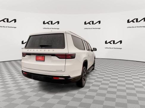 Used 2024 Jeep Wagoneer L Series III w/ Flexible Seating Group AWD/4WD image 8