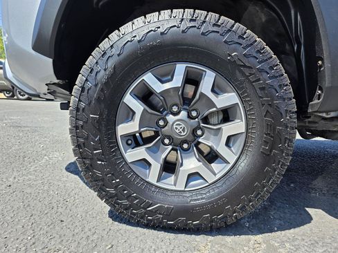 Used 2019 Toyota Tacoma TRD Off-Road w/ Technology Package AWD/4WD image 21