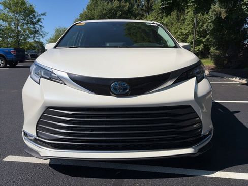 Used 2021 Toyota Sienna Limited FWD image 2
