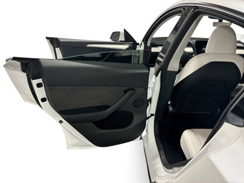 Certified 2023 Tesla Model Y AWD image 10