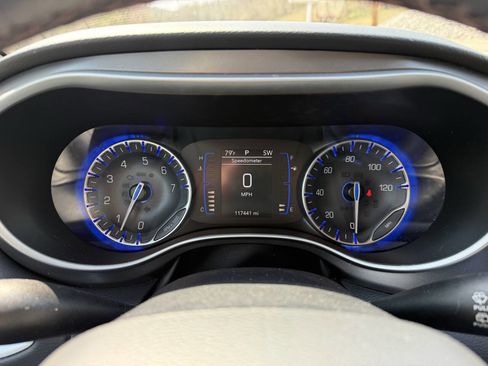 Used 2020 Chrysler Pacifica Touring-L w/ Tire & Wheel Group image 13