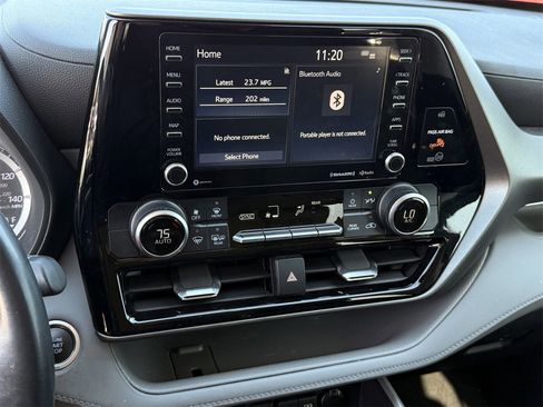 Used 2020 Toyota Highlander LE image 17