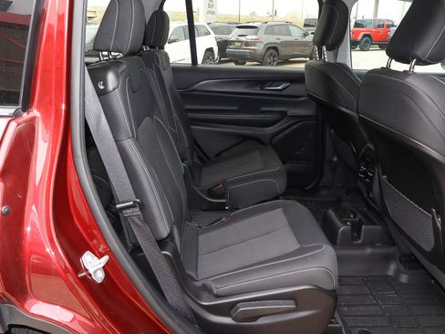 Used 2023 Jeep Grand Cherokee L Laredo image 23