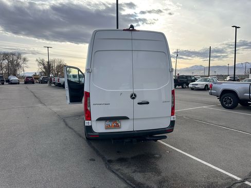 Used 2022 Mercedes-Benz Sprinter 2500 image 5