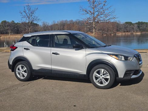 Used 2020 Nissan Kicks S image 3