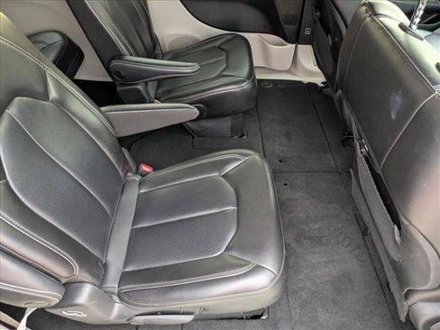 Used 2023 Chrysler Pacifica Touring-L FWD image 19