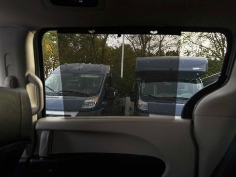 Certified 2024 Chrysler Pacifica Touring-L image 21