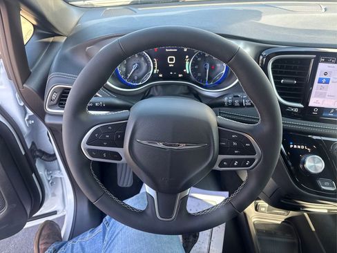 New 2026 Chrysler Pacifica Select image 14