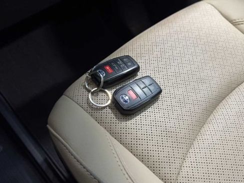 Used 2021 Toyota Sienna Limited FWD image 35