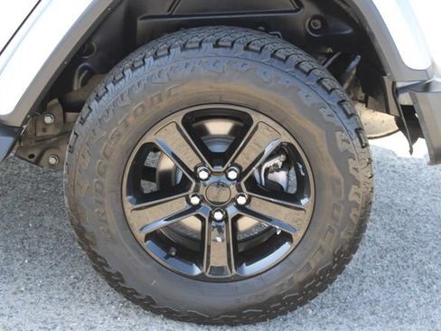 Used 2022 Jeep Wrangler Unlimited Sahara AWD/4WD image 6