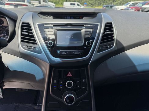 Used 2015 Hyundai Elantra SE w/ Option Group 02 FWD image 5