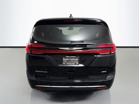 Used 2025 Chrysler Pacifica Select image 6
