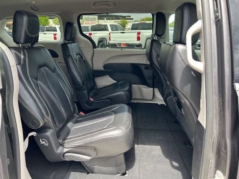 Used 2023 Chrysler Pacifica Touring-L FWD image 23