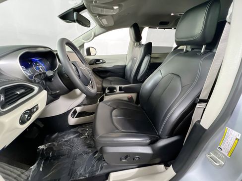 Used 2023 Chrysler Pacifica Touring-L w/ Uconnect Theater Family Group image 21