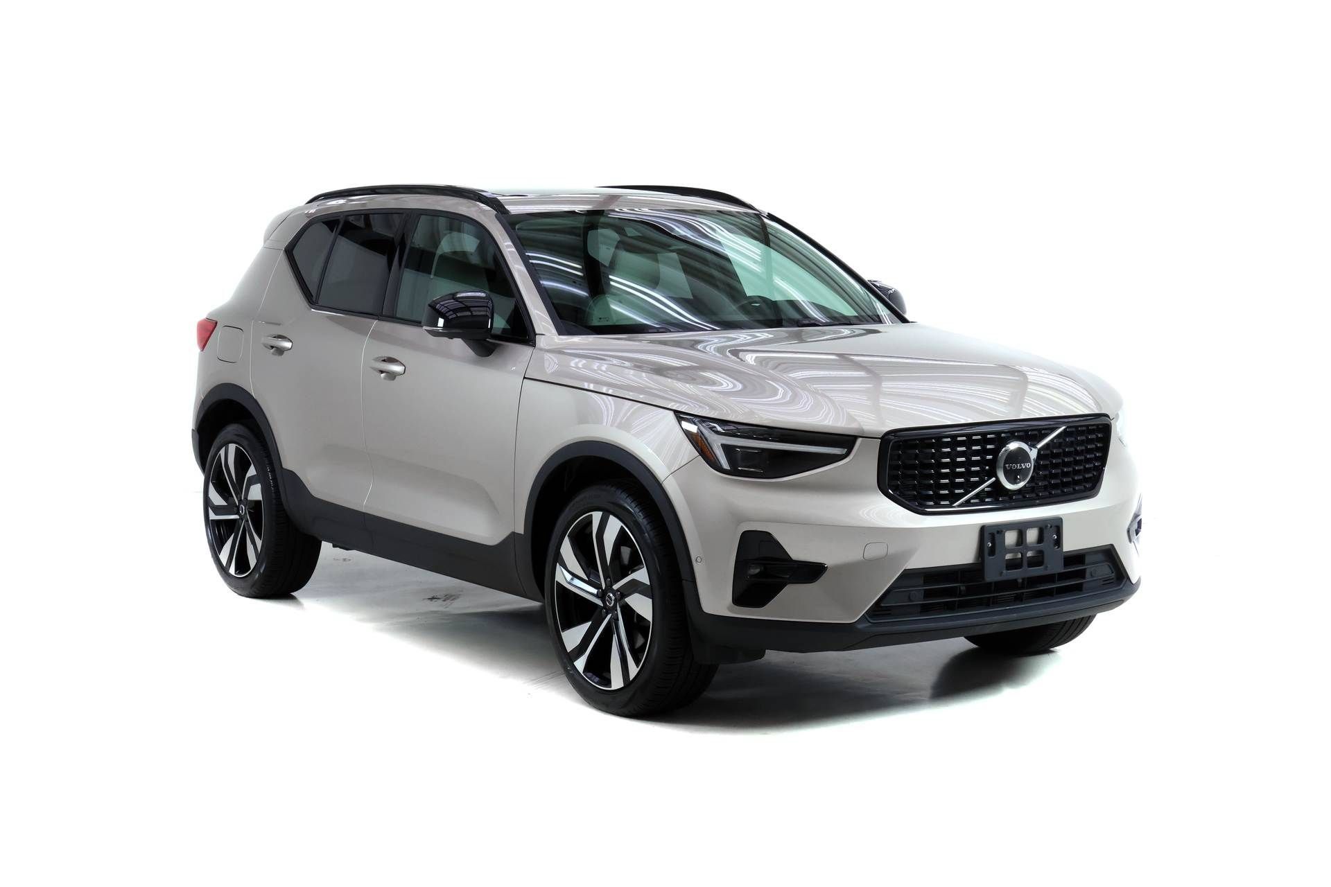 Certified 2024 Volvo XC40 B5 Ultimate w/ Protection Package Premier AWD/4WD image 2