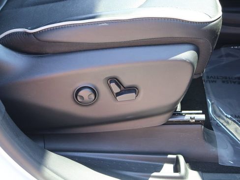 Used 2025 Chrysler Pacifica Limited FWD image 9