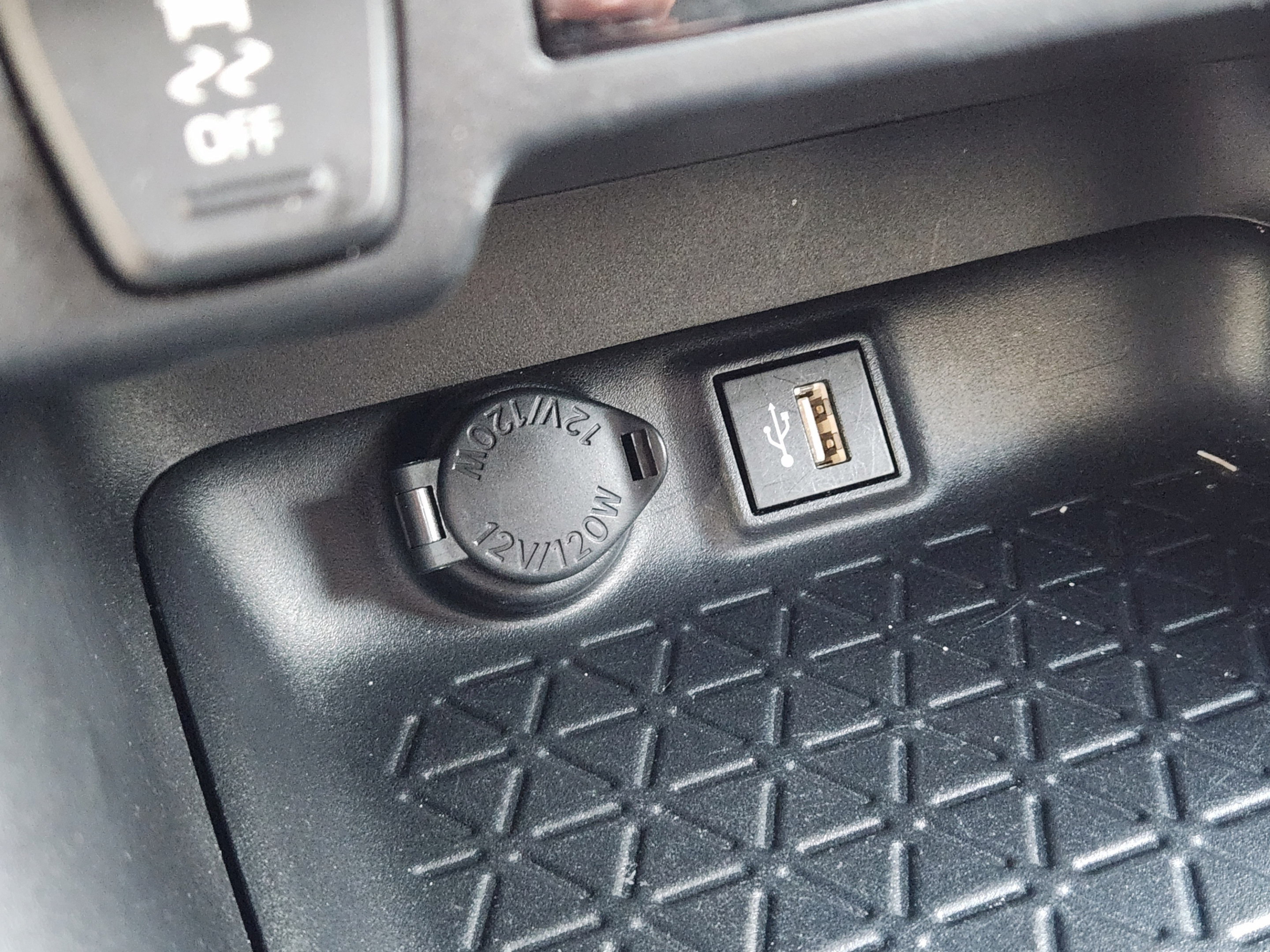 Used 2025 Toyota RAV4 XLE FWD image 35