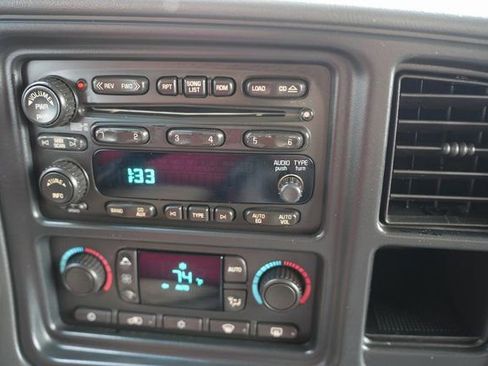 Used 2005 GMC Yukon XL 2500 SLT w/ SLT Preferred Equipment Group image 24