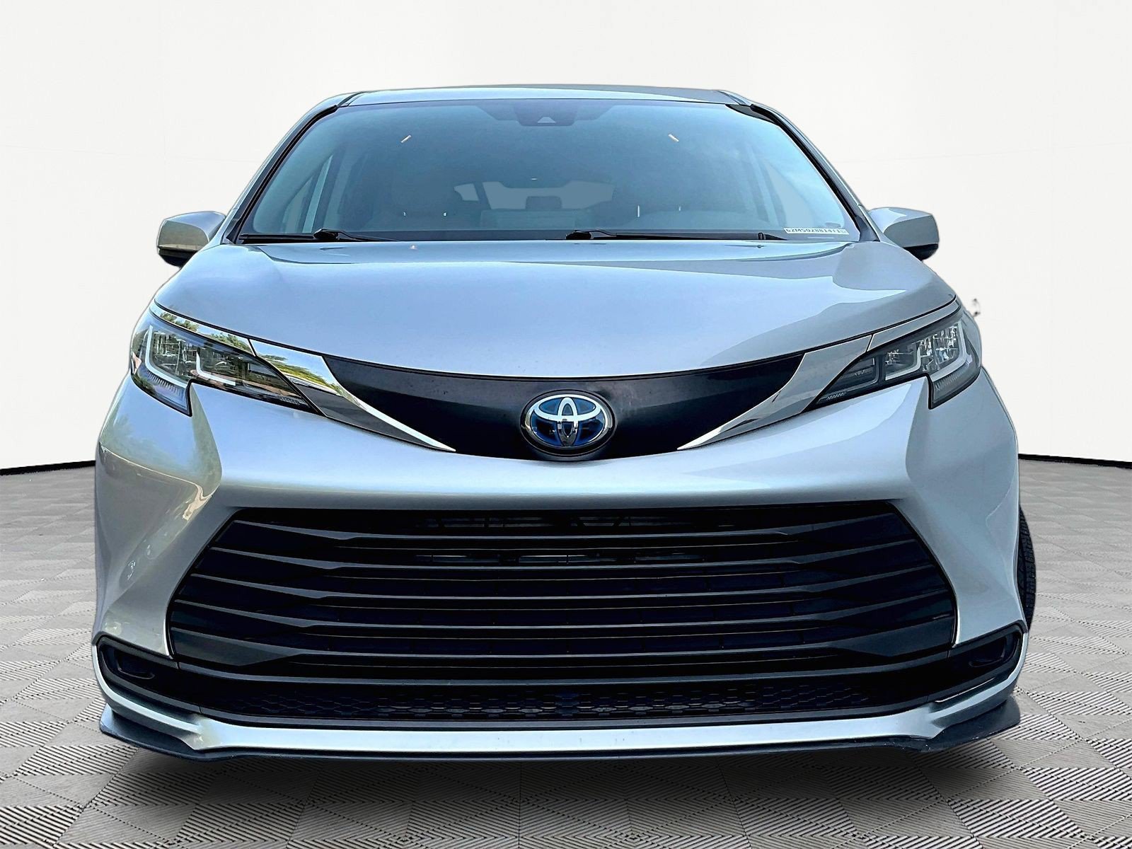 Used 2021 Toyota Sienna LE FWD image 2