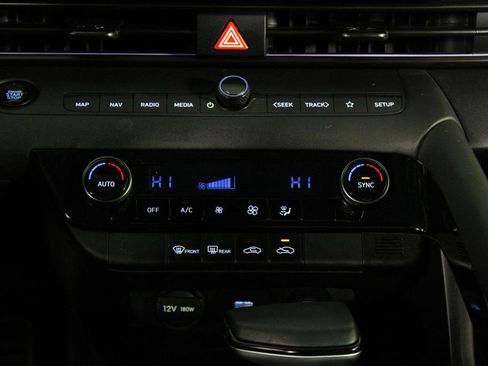 Certified 2025 Hyundai Elantra SEL image 17