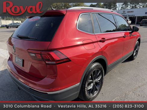 Certified 2024 Volkswagen Tiguan SE image 5