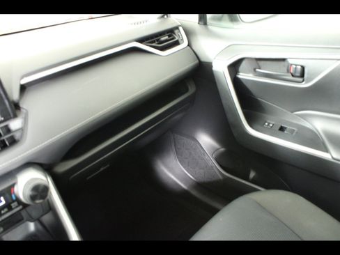 Used 2022 Toyota RAV4 LE FWD image 15