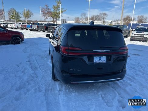 Used 2025 Chrysler Pacifica Select image 28