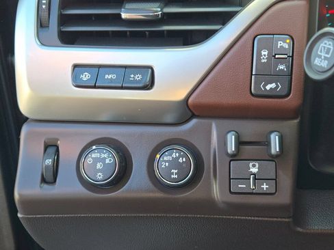 Used 2016 Chevrolet Tahoe LTZ AWD/4WD image 32