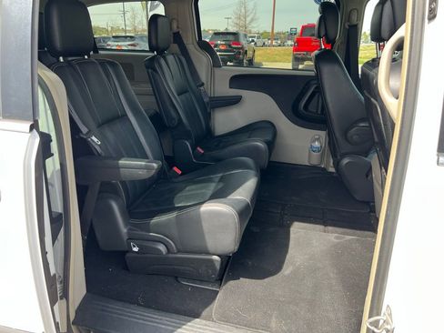 Used 2015 Chrysler Town & Country Touring image 21