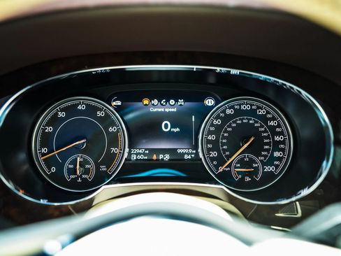 Used 2018 Bentley Bentayga AWD/4WD image 36