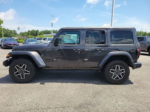 Used 2025 Jeep Wrangler Unlimited Sahara AWD/4WD image 4