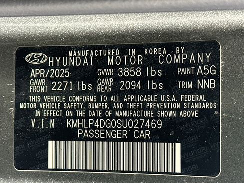 Used 2025 Hyundai Elantra Limited FWD image 12
