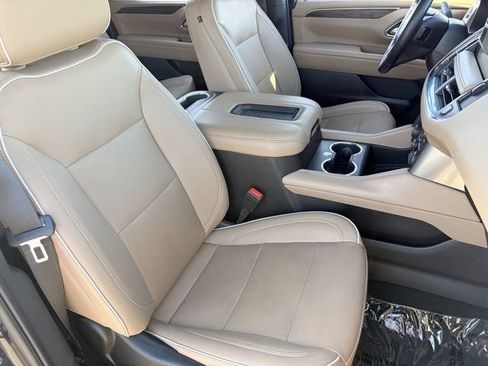Used 2024 Chevrolet Suburban Premier RWD image 19
