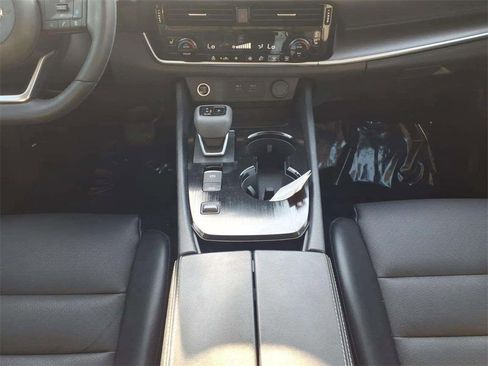 Certified 2022 Nissan Rogue SV w/ SV Premium Package image 11