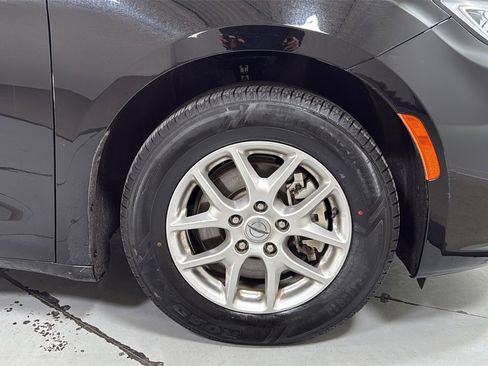 Used 2024 Chrysler Pacifica Touring-L image 22