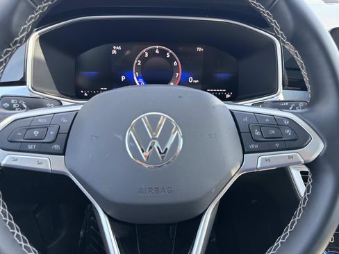 Used 2025 Volkswagen Taos SE w/ Panoramic Sunroof Package FWD image 17
